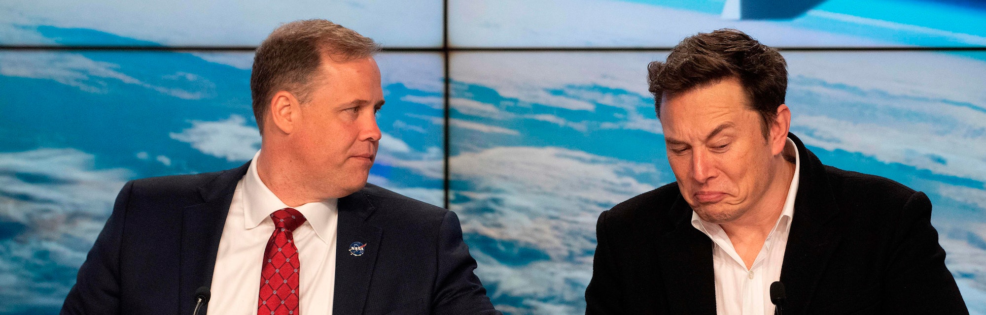 NASA Administrator Jim Bridenstine (L) speaks with SpaceX chief Elon Musk during a press conference ...