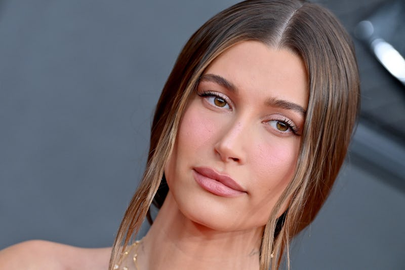 Hailey Bieber red carpet neutral makeup