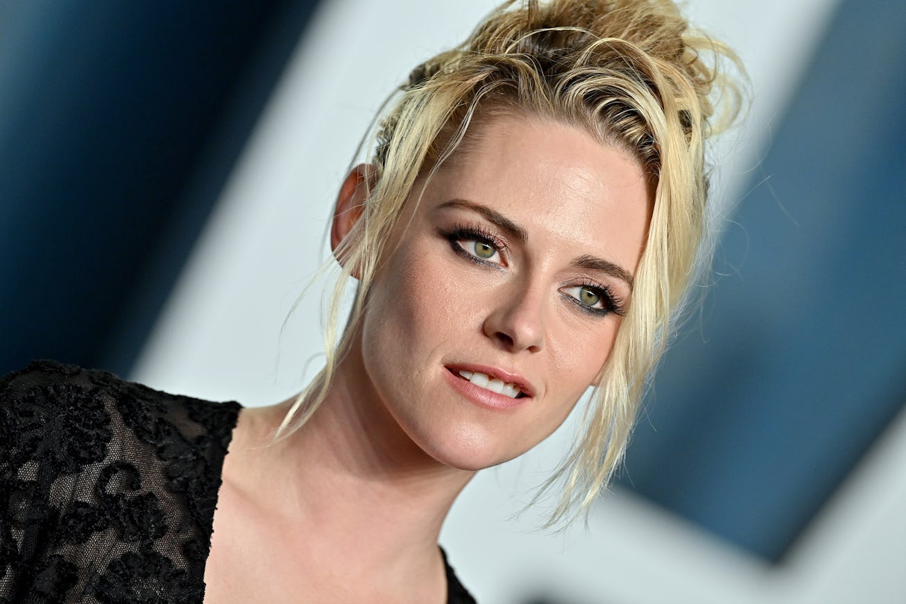 BEVERLY HILLS, CALIFORNIA - MARCH 27: Kristen Stewart attends the 2022 Vanity Fair Oscar Party hoste...