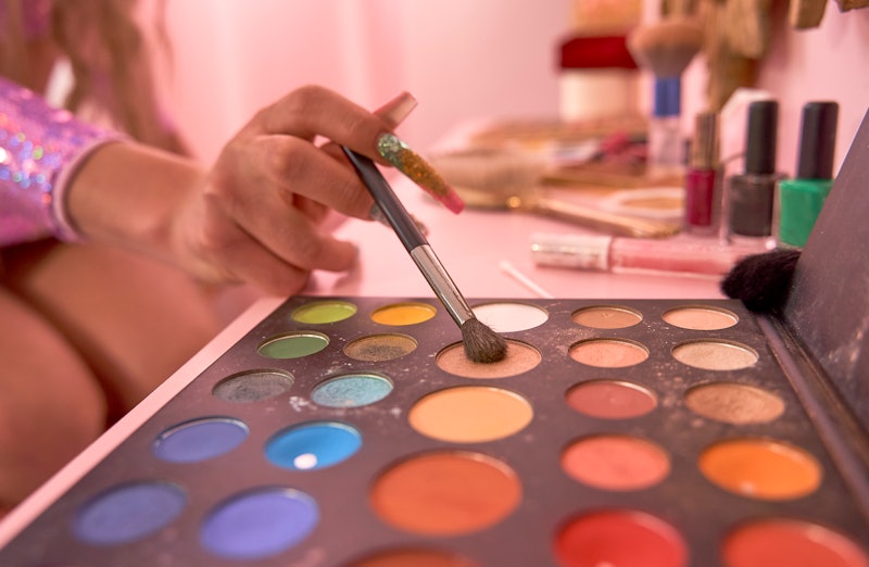 woman using an eyeshadow palette 
