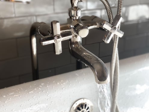 running bath water to fill cast iron bathtub