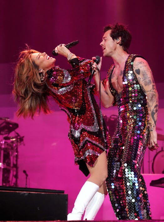 INDIO, CALIFORNIA - APRIL 15: (L-R) Shania Twain and Harry Styles perform onstage at the Coachella S...