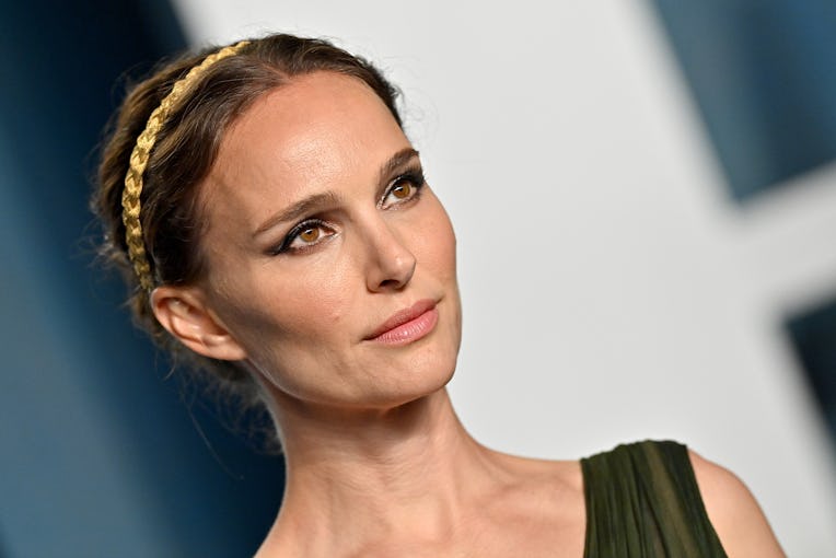 BEVERLY HILLS, CALIFORNIA - MARCH 27: Natalie Portman attends the 2022 Vanity Fair Oscar Party hoste...