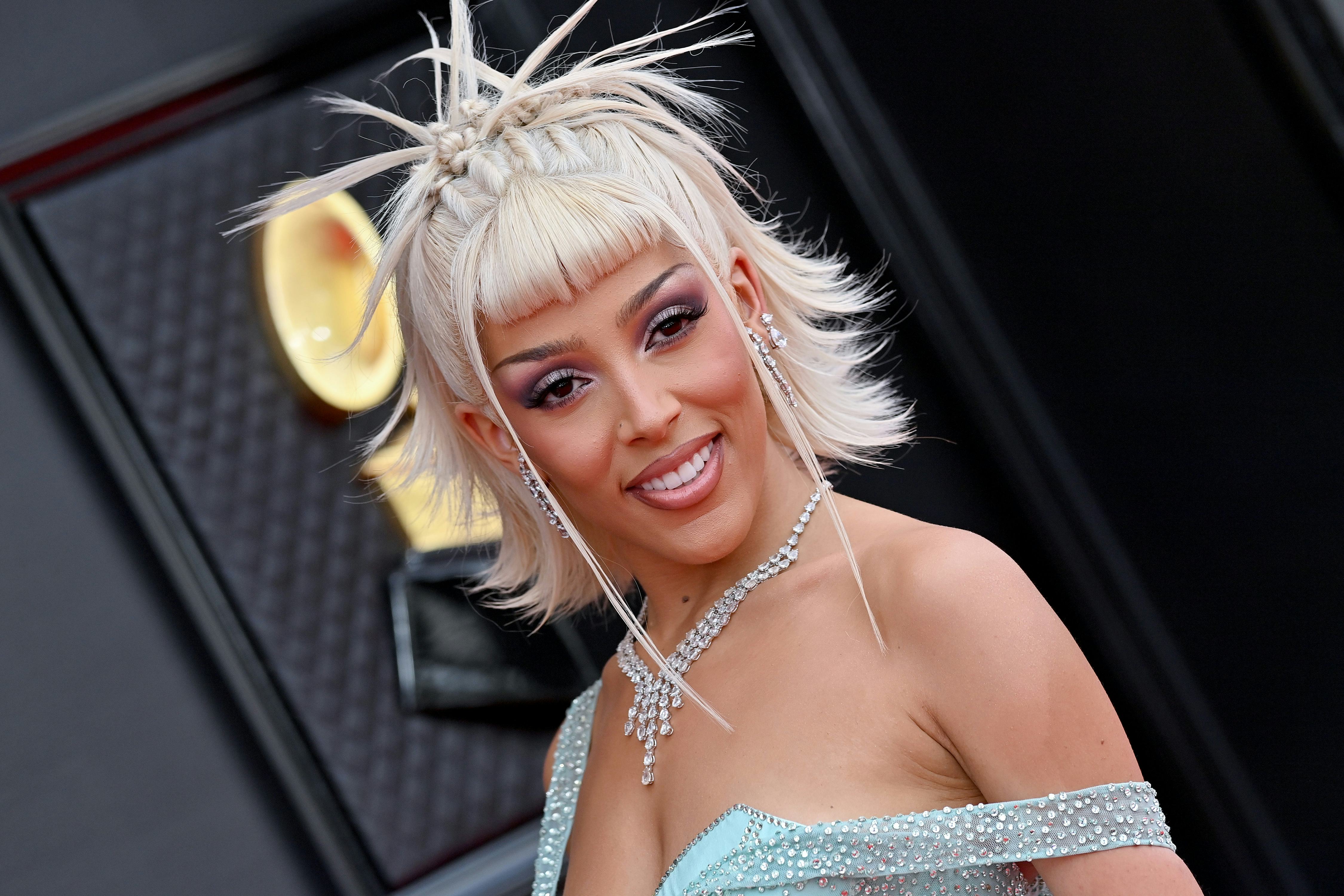 Doja Cat at the 2022 Grammys rocking &ldquo;PamCore&rdquo; &rsquo;90s blonde hair.
