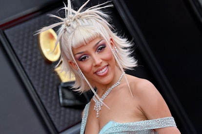 Doja Cat at the 2022 Grammys rocking "PamCore" '90s blonde hair. 