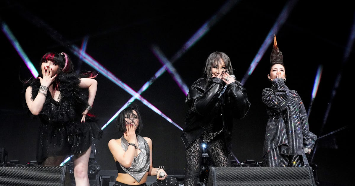 2NE1의 메이크업 아티스트가 Coachella Reunion에서 그녀의 역사적인 모습을 분해합니다. 2NE1의 메이크업 아티스트가 Coachella Reunion에서 그녀의 역사적인 모습을 분해합니다.
