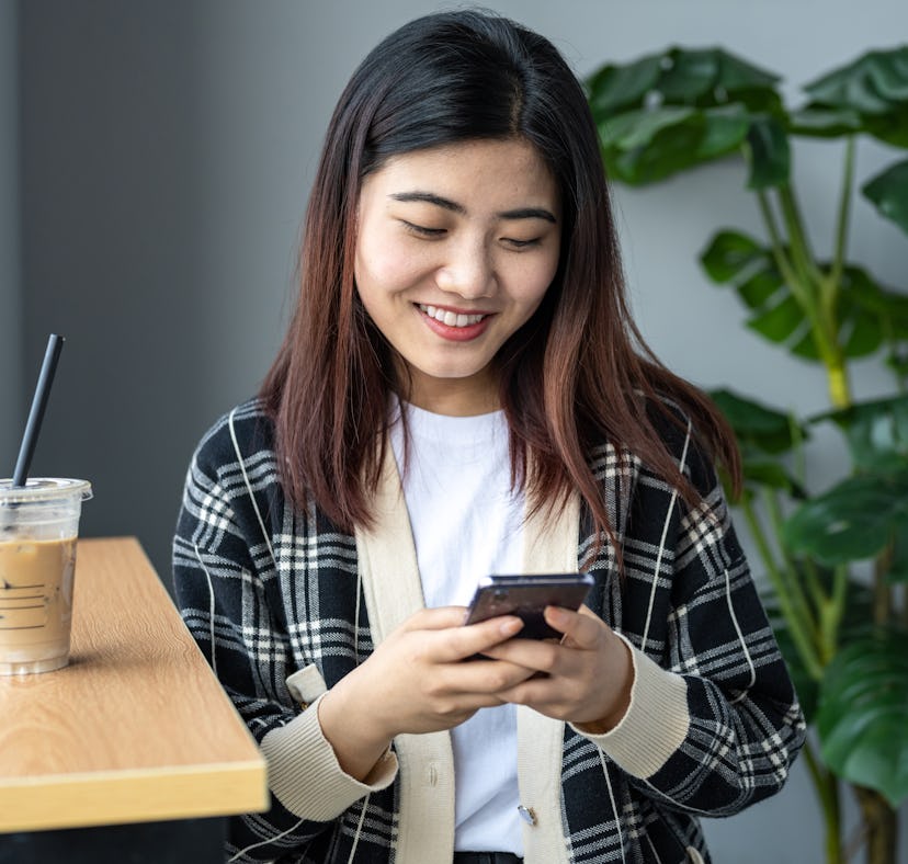 these responses to Hinge's "dating me is like" prompt are flirty and fun