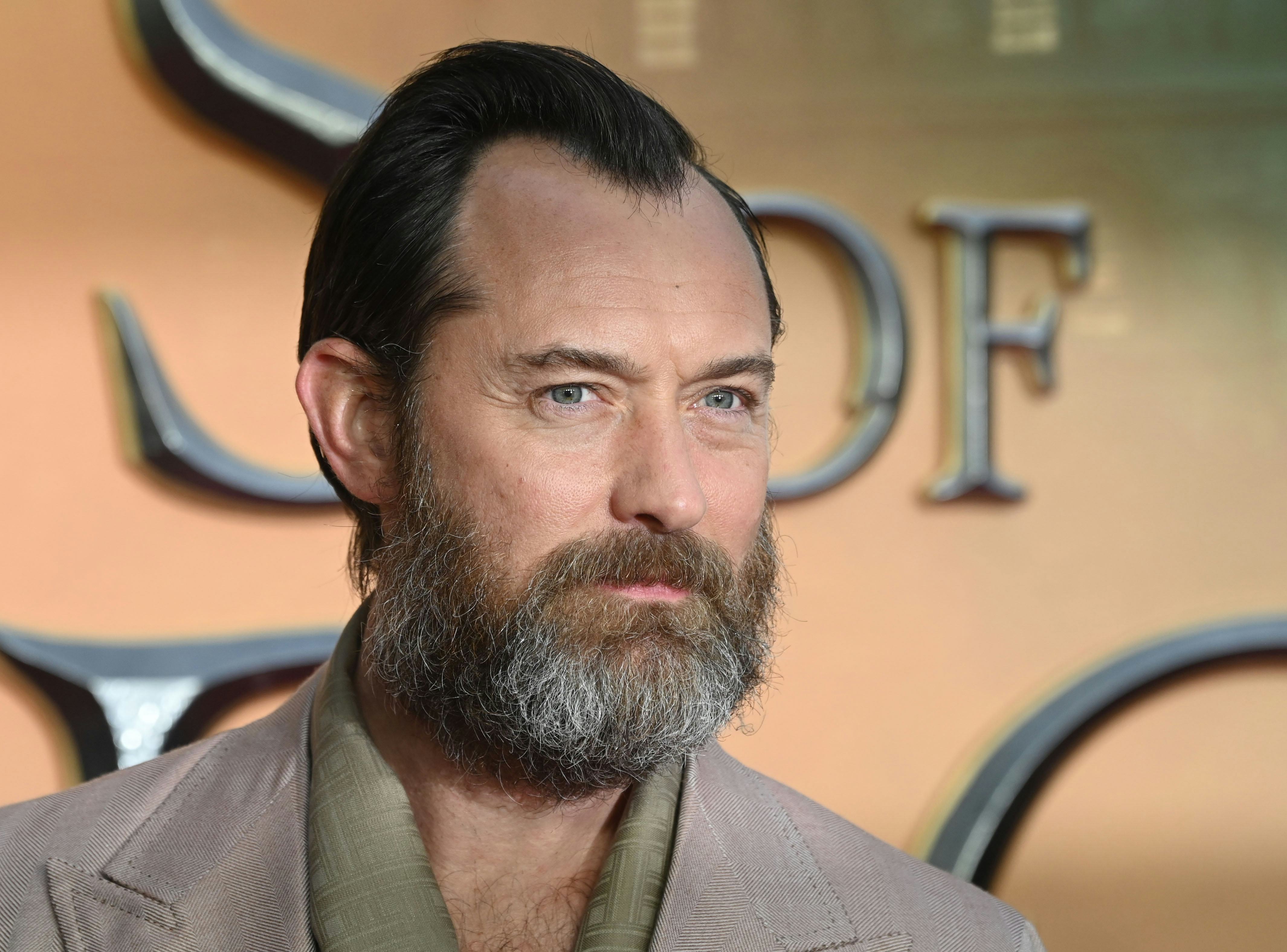 LONDON, ENGLAND - MARCH 29: Jude Law arrives at the &ldquo;Fantastic Beasts: The Secret of Dumbledore&rdquo; Wor&hellip;