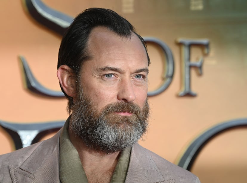 LONDON, ENGLAND - MARCH 29: Jude Law arrives at the “Fantastic Beasts: The Secret of Dumbledore” Wor…