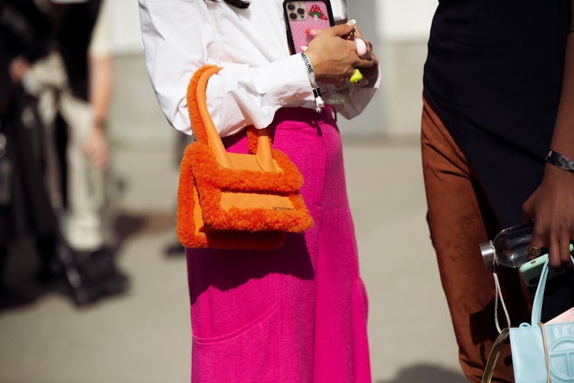 Street Style Jacquemus orange shearling-trimmed bag