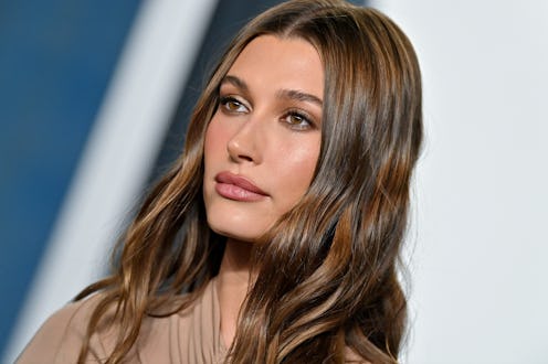 BEVERLY HILLS, CALIFORNIA - MARCH 27: Hailey Bieber attends the 2022 Vanity Fair Oscar Party hosted ...