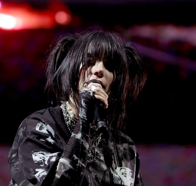 Watch Billie Eilish sing "Misery Business" with Paramore's Hayley Williams.