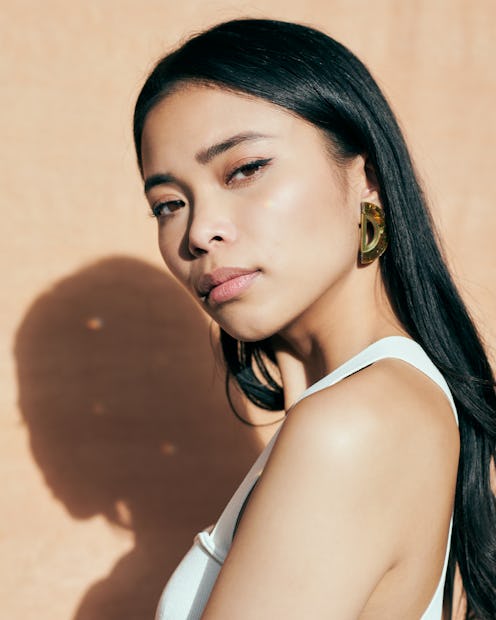 How to decide between tretinoin vs. retinol in your acne-fighting skin care routine.