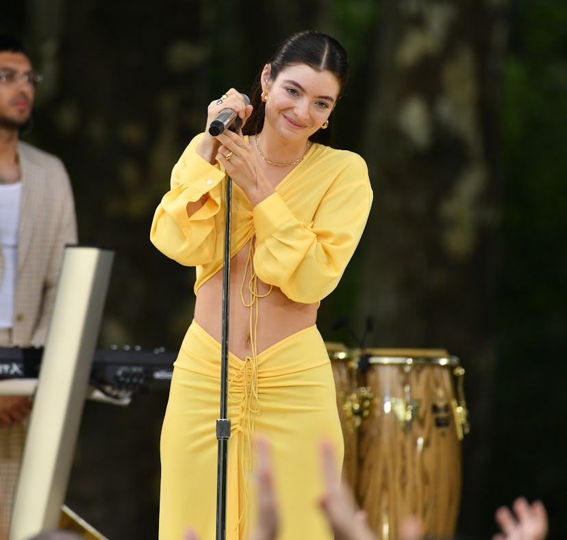 A video of Lorde shushing fans went viral on Twitter.