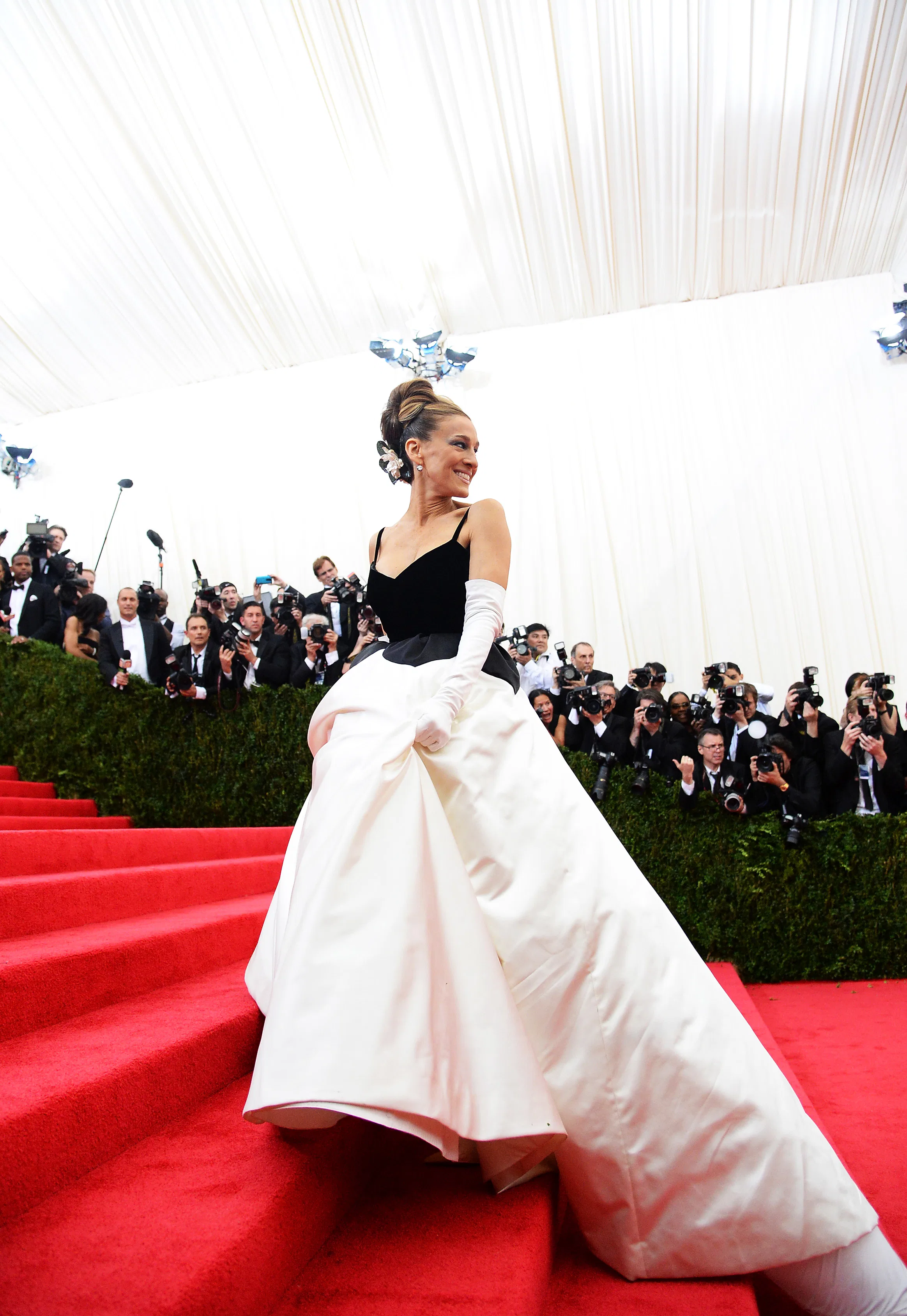 sarah jessica parker met gala dress designer The Story Behind Sarah Jessica Parker's Met Gala 2024 Birdcage Dress