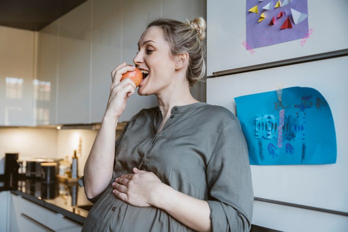 pregnant woman eating fruit, can you eat during labor