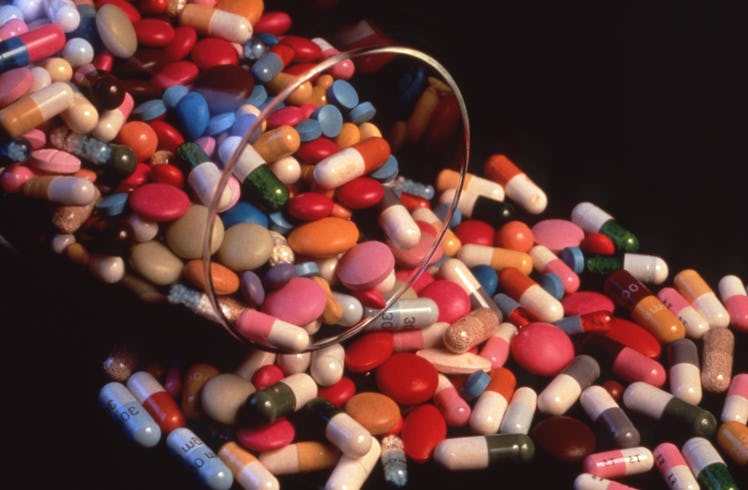 Cachets et pilules de médicaments de diverses couleurs, février 1991. (Photo by Francois LOCHON/Gamm...