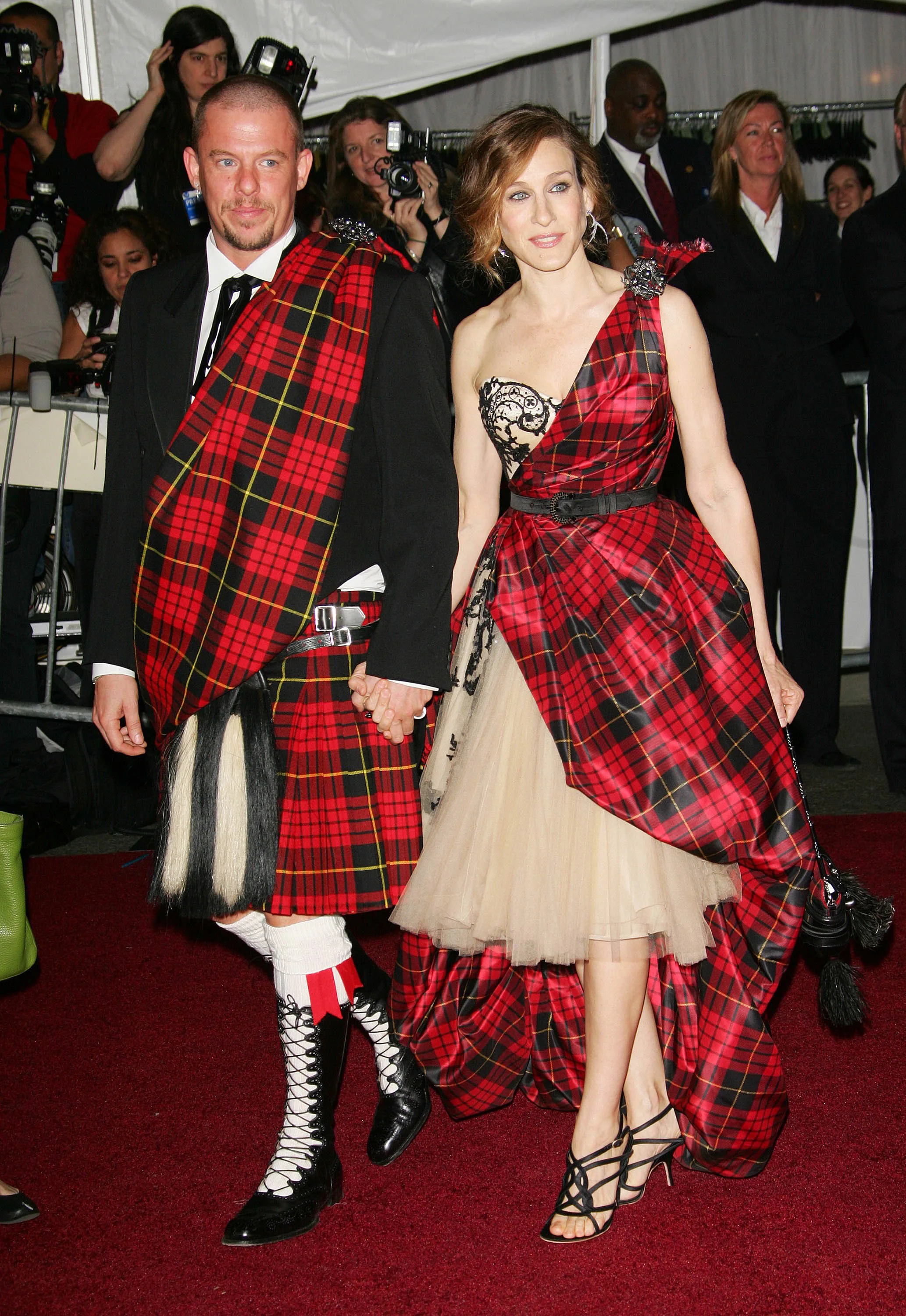 NEW YORK - MAY 01:  Actress Sarah Jessica Parker with designer Alexander McQueen attend the Metropol...