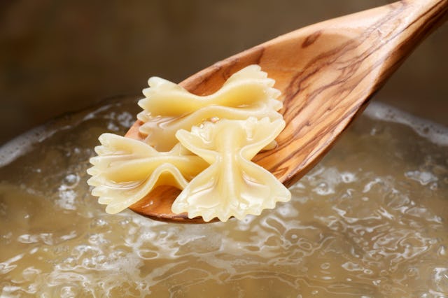 The internet is divided over a trending TikTok video about adding olive oil to pasta water.