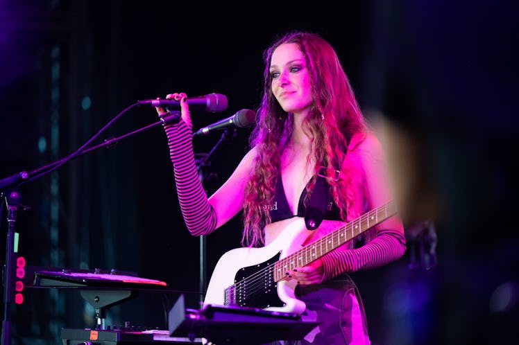 "Sleep Tight" singer Holly Humberstone performs at Coachella