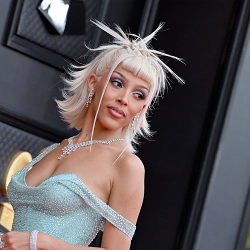 Doja Cat showed off Y2K-era spikes and micro bangs at the 2022 Grammys.
