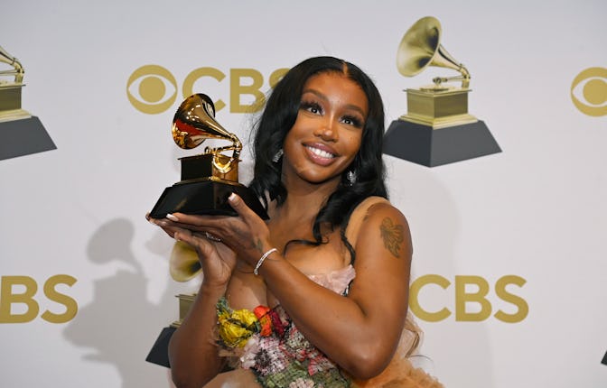 LAS VEGAS, NEVADA - APRIL 03: SZA winner of the Best Pop Duo Group Performance Award for 'Kiss Me Mo...