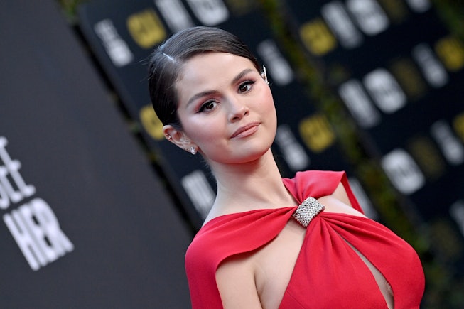 LOS ANGELES, CALIFORNIA - MARCH 13: Selena Gomez attends the 27th Annual Critics Choice Awards at Fa...