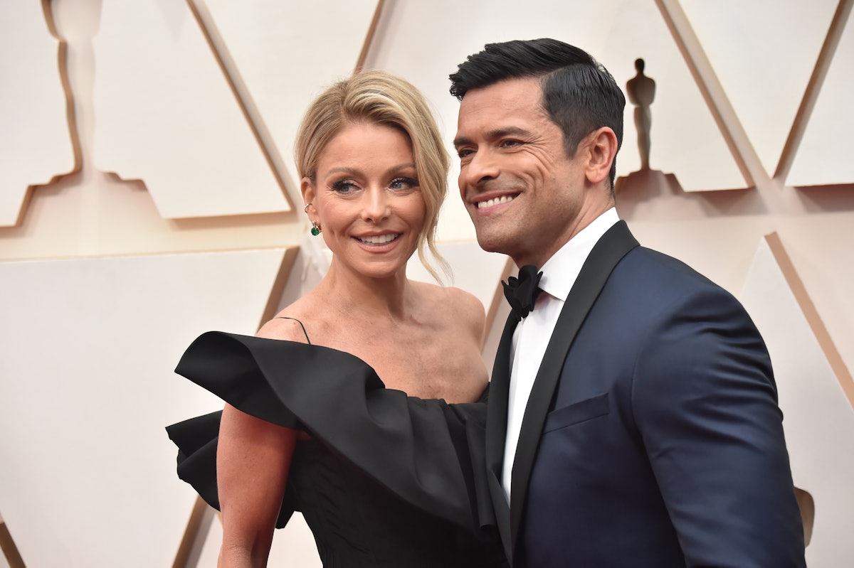 HOLLYWOOD, CALIFORNIA - FEBRUARY 09: (L-R) Kelly Ripa and Mark Consuelos attend the 92nd Annual Acad...