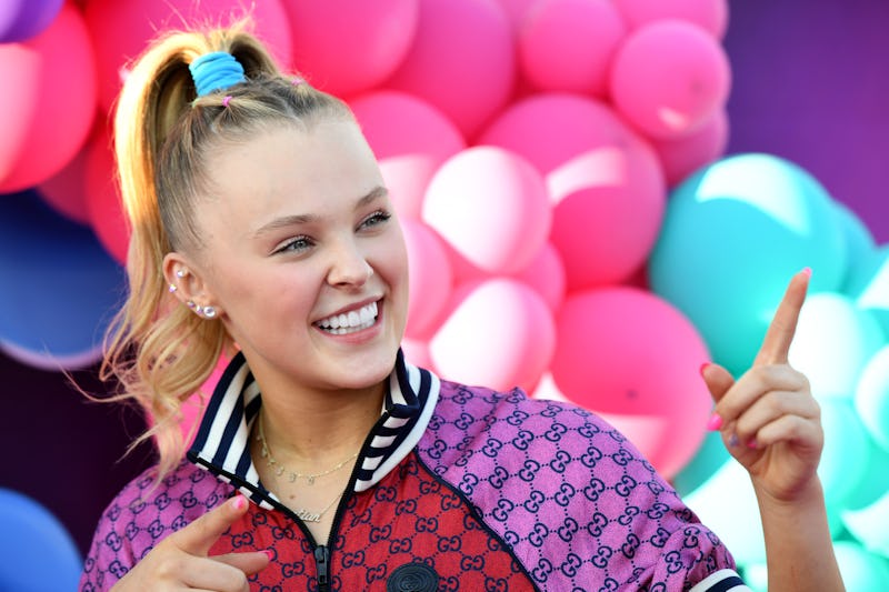 JoJo Siwa debuted a short pixie haircut, marking the end of her long hair & hair bow 'Dance Moms' er...