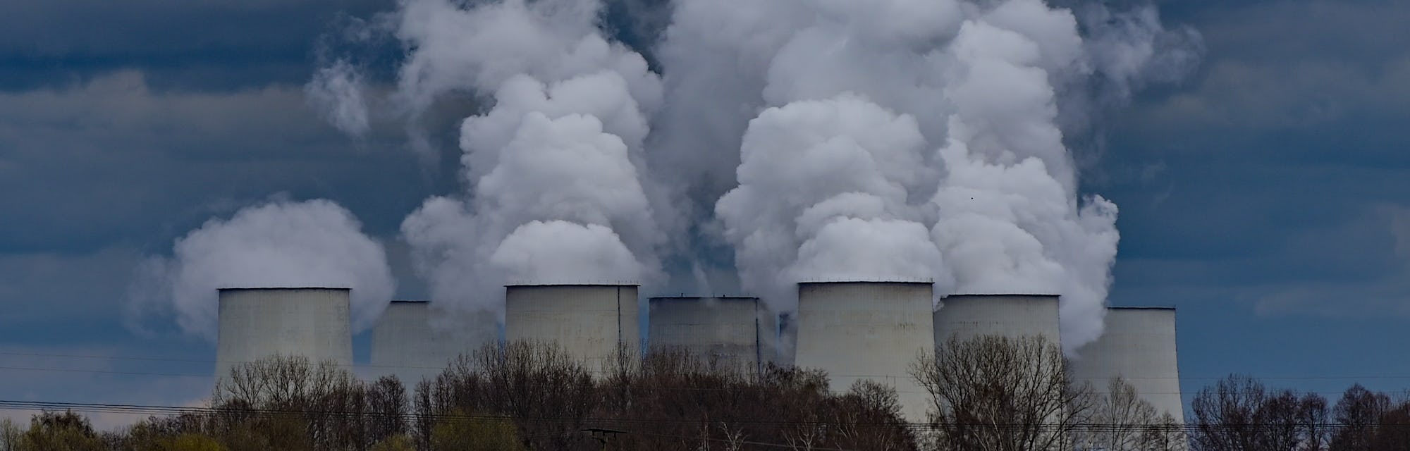 05 April 2022, Brandenburg, Jänschwalde: Steam rises from the cooling towers of the Jänschwalde lign...