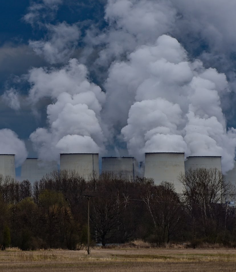 05 April 2022, Brandenburg, Jänschwalde: Steam rises from the cooling towers of the Jänschwalde lign...