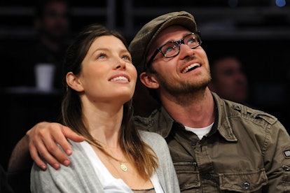 Jessica Biel rocks feathers for date with Justin Timberlake