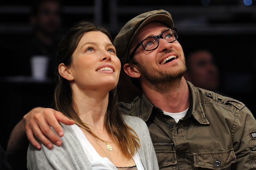 LOS ANGELES, CA - APRIL 21:  Actors Jessica Biel and Justin Timberlake smile from their courtside se...