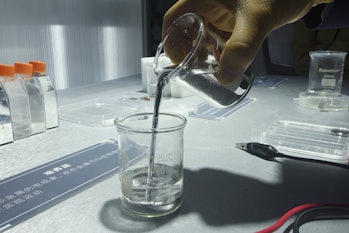 HANGZHOU, CHINA - 20 DE OUTUBRO DE 2021: Um pesquisador demonstra as características do líquido à base de gálio ...
