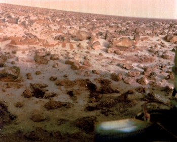 Gezicht op ijs op het oppervlak van Mars bij Utopia Planitia, landingsplaats van Viking 2. Ook de Viking 2 Lander...