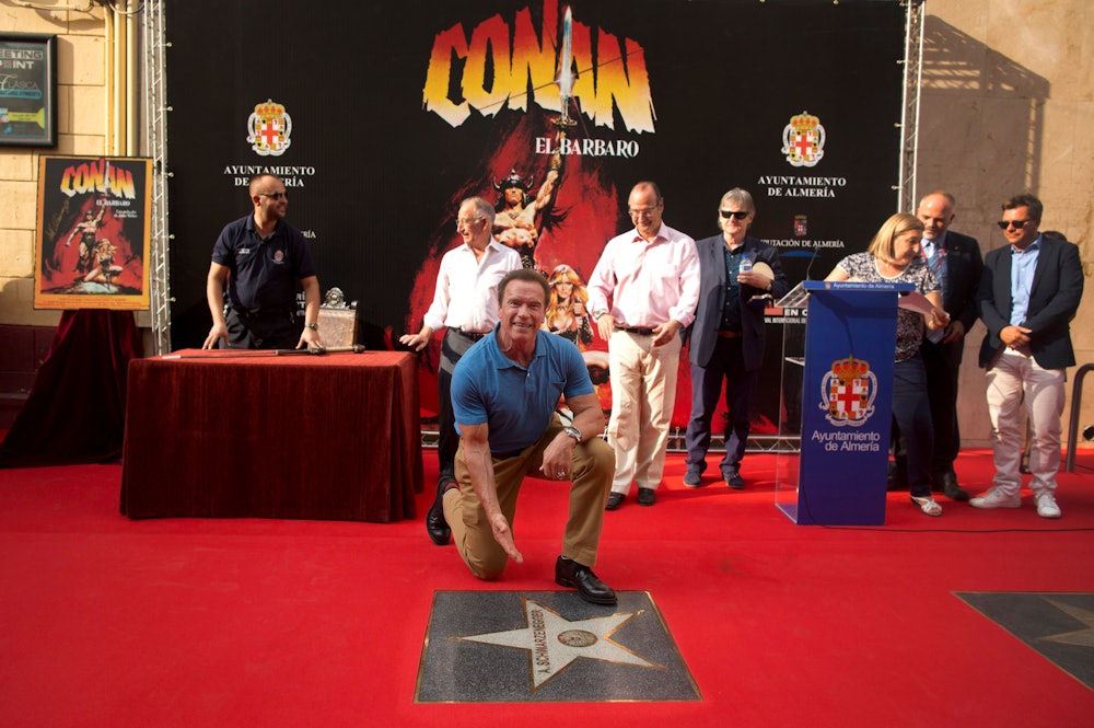 Almería, España - 28 DE SEPTIEMBRE: Arnold Schwarzenegger junto a su estrella en el Paseo de la Fama en Sur...