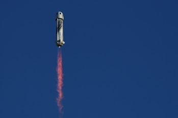Un cohete Blue Origin New Shepard se lanza desde su primer sitio de lanzamiento en el oeste de Texas, al norte de Van Horn el...