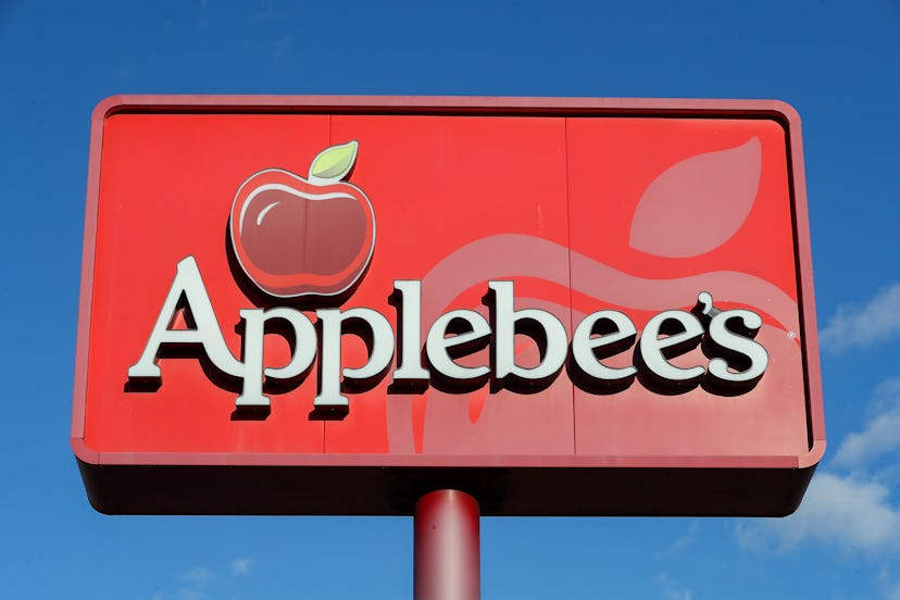 applebee's is giving away freebies for mother's day