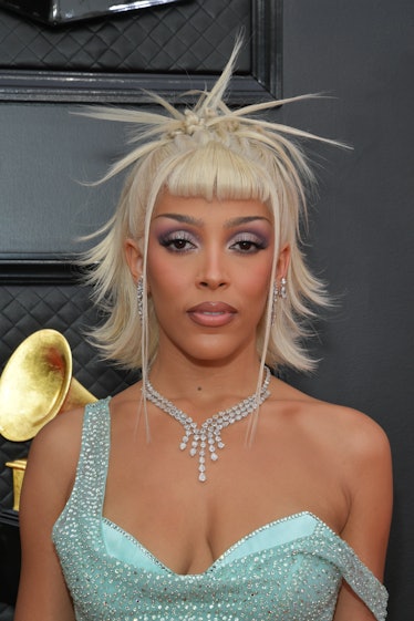 Doja Cat attends the 64th Annual GRAMMY Awards with a Y2K beauty look.