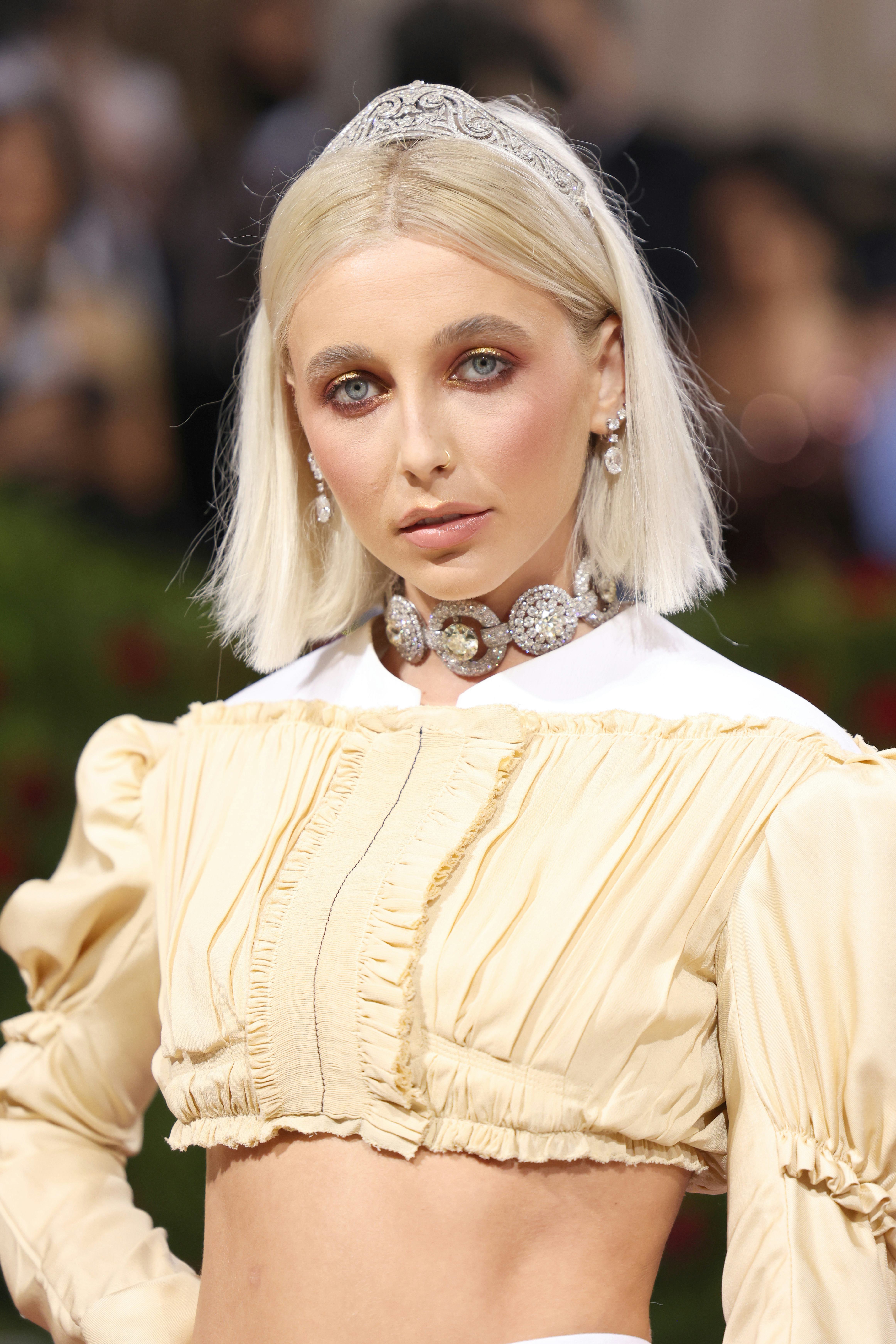 Emma Chamberlain's Platinum Blonde Bob Deserves Its Own Crown(02)