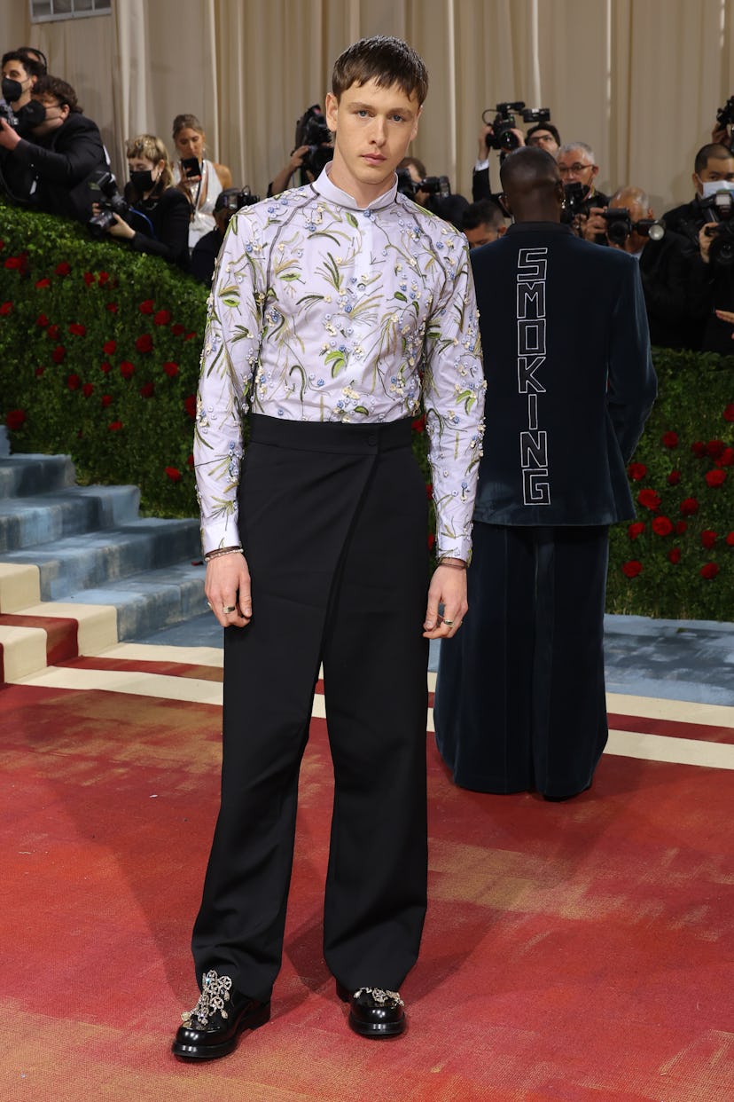 NEW YORK, NEW YORK - MAY 02: Harris Dickinson attends The 2022 Met Gala Celebrating "In America: An ...