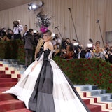 Sarah Jessica Parker attends The 2022 Met Gala Celebrating "In America: An Anthology of Fashion" at ...