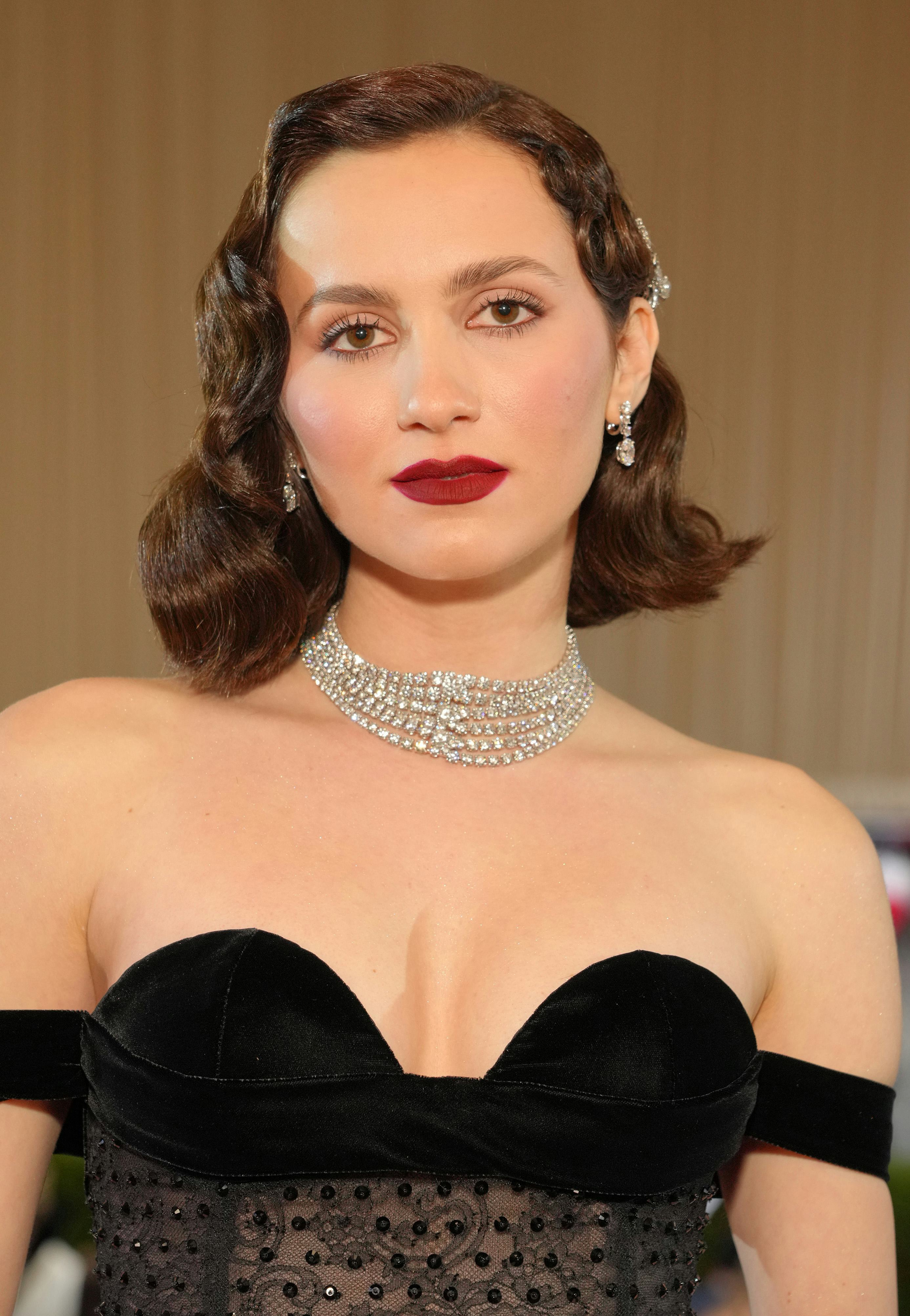 Maude Apatow&rsquo;s finger waves at the 2022 Met Gala.
