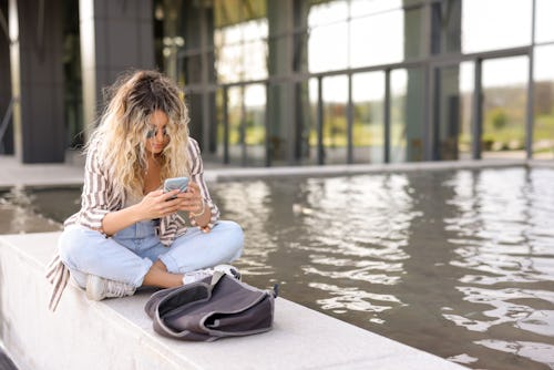 A young woman tries to pin posts on Instagram using new test feature.