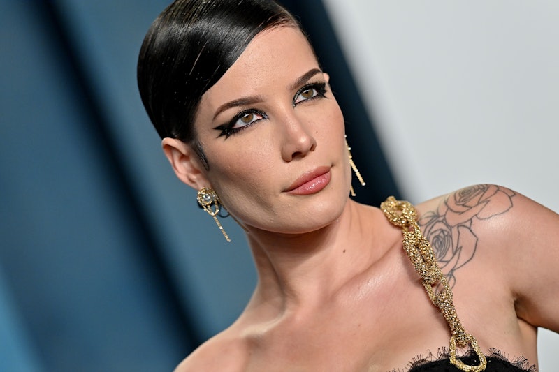 BEVERLY HILLS, CALIFORNIA - MARCH 27: Halsey attends the 2022 Vanity Fair Oscar Party hosted by Radh...