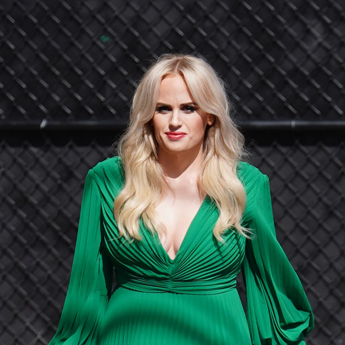 rebel wilson green dress Rebel Wilson stuns in green gown at 'Senior Year' premiere