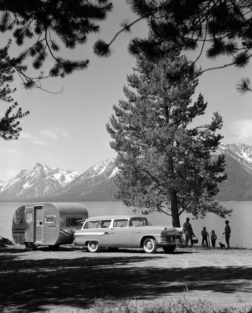 1950s FAMILY STATION WAGON & TRAILER PARKED JACKSON LAKE GRAND TETON MOUNTAINS WYOMING USA  (Photo b...