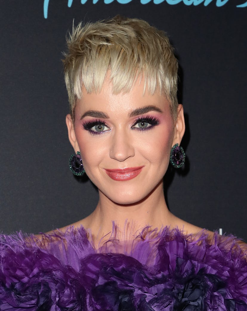 Katy Perry rocks a shaggy pixie cut to the “American Idol” finale.