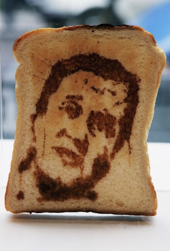 LONDRES - 23 DE OCTUBRE: Una tostada con un retrato del líder conservador David Cameron se sienta en...