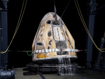 TAMPA, FL - 06 DE MAYO: En esta foto proporcionada por la NASA, la nave espacial SpaceX Crew Dragon Endurance...